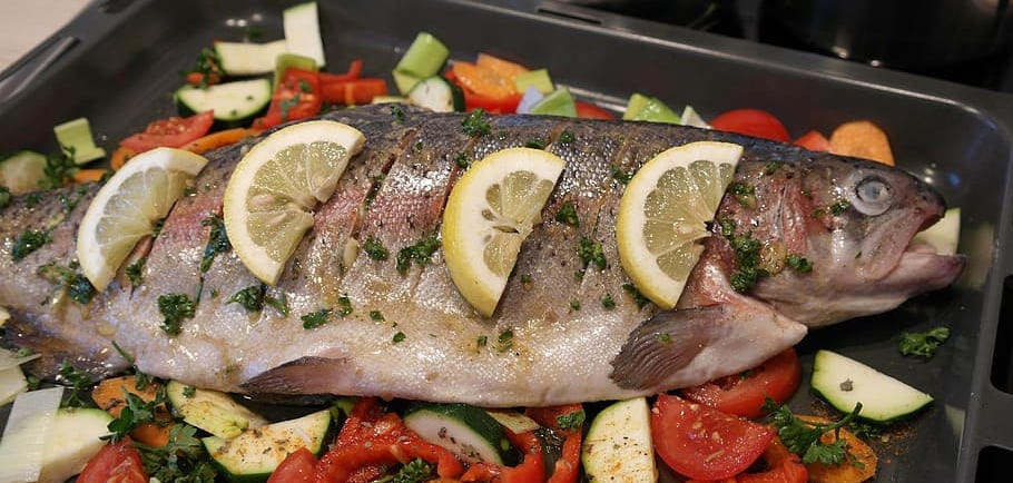 pescado al horno con limón y hierbas