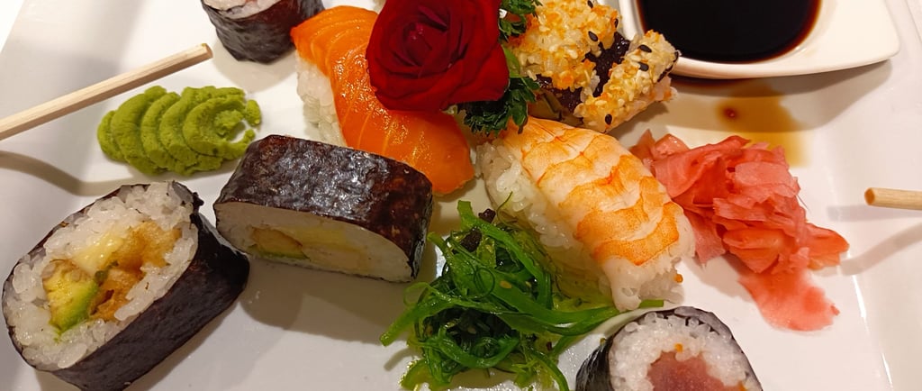 bandeja con variedad de sushi