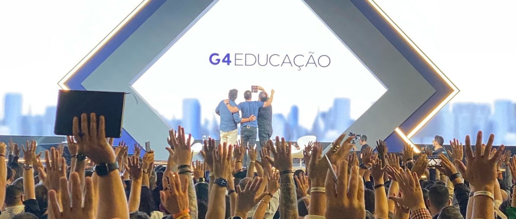 Apresentadores do G4 Valley na frente de uma multidão de pessoas