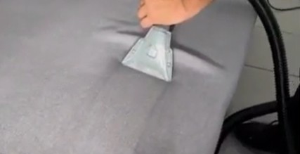 Nettoyage professionnel d’un canapé gris à Balma par NetT