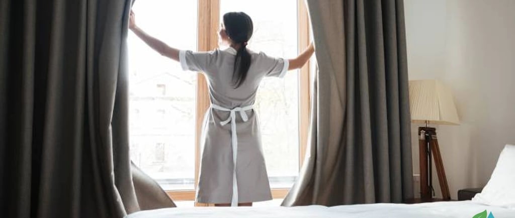 Ouverture de rideaux après ménage complet chambre hotel par NetT à Toulouse