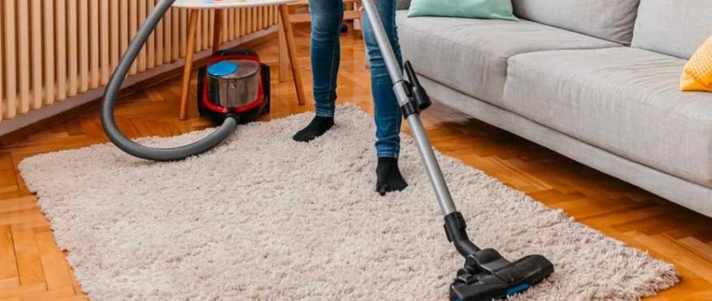 Nettoyage tapis gris en tissu avec un aspirateur
