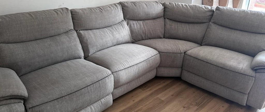 Nettoyage canape d’angle gris foncé pour un salon propre à Castanet-tolosan par NetT Toulouse