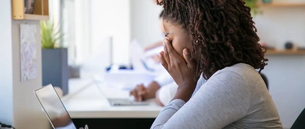 mulher exausta trabalhando no projeto