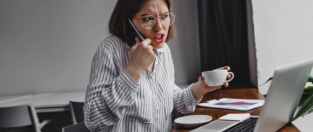 empresária workaholic falando ao telefone