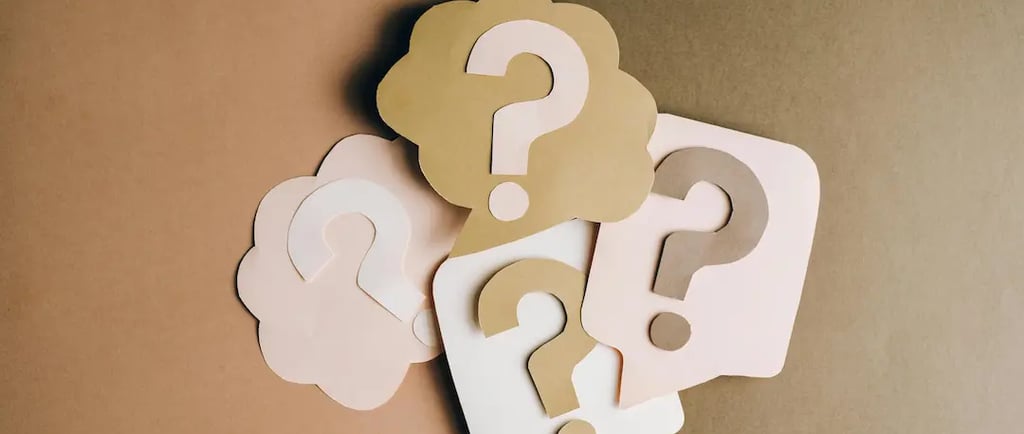 Pontos de interrogação. Como escolher entre Psicóloga TCC e Psiquiatra para tratamento da ansiedade