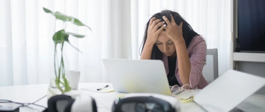 mulher sobrecarregada diante do computador no trabalho