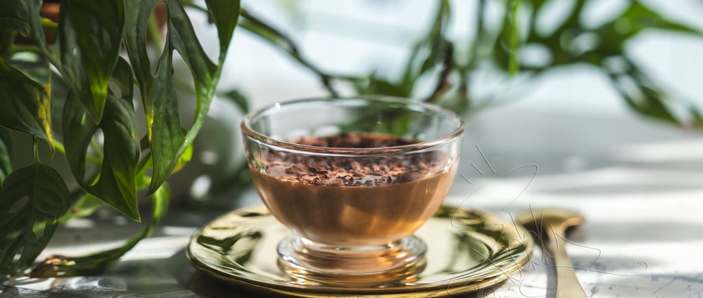 Un dessert de mousse au chocolat végétale présenté dans un verre transparent.