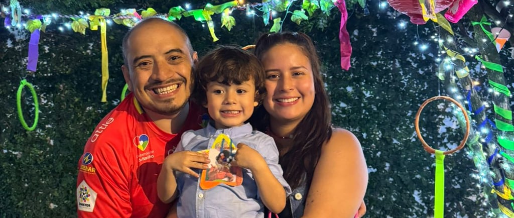 Familia feliz en el jardín infantil Ukelele