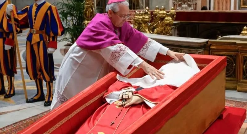 imagem mostra o velorio do papa francisco e porque ele é feito em 3 caixões do vaticano