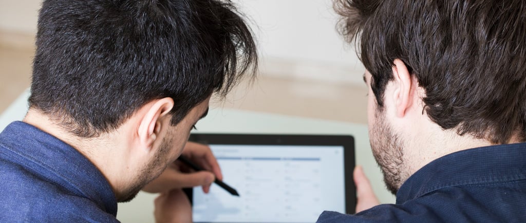 equipo colaborando para hacer shift left