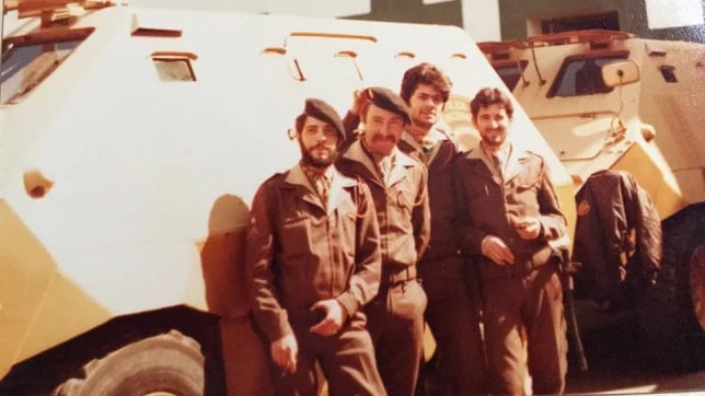 Agentes de la Policía Nacional en San Sebastián junto a tanquetas. 1980.