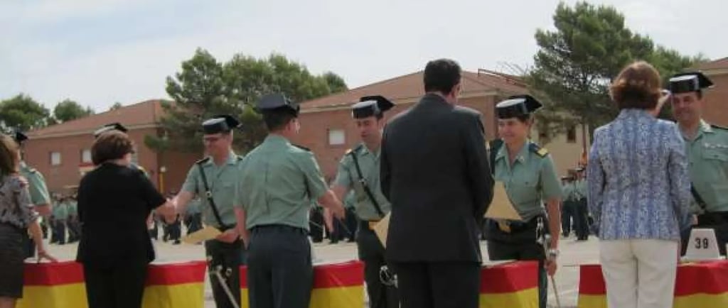 Ceremonia de entrega de despachos a guardias civiles recién graduados.