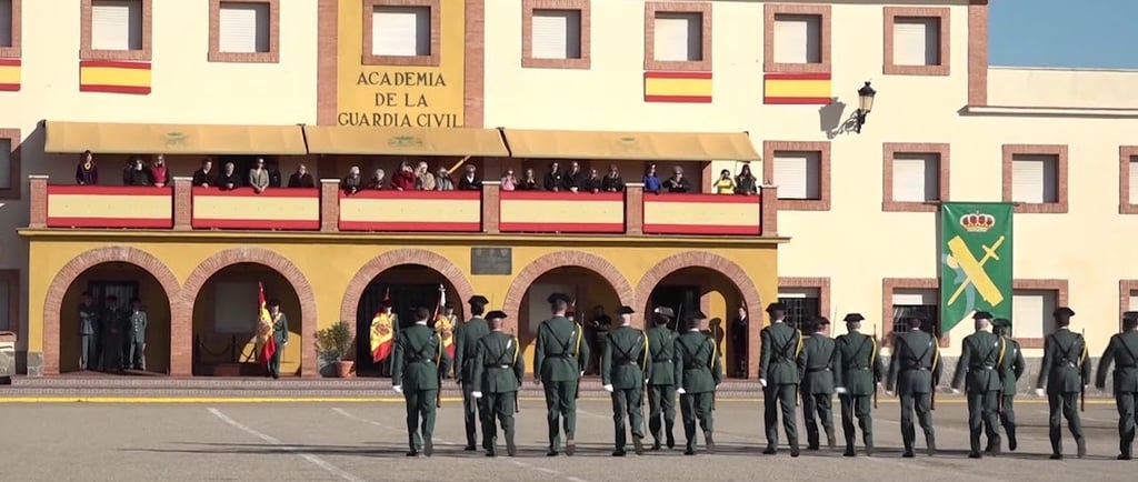 Desfile de guardias civiles frente a la Academia de la Guardia Civil. 9La Loma.