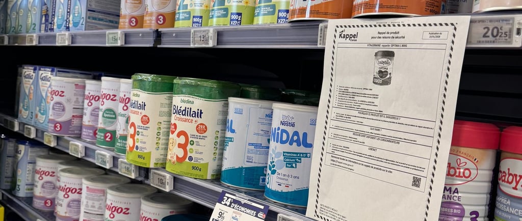 Llets infantils i cartells avisant de retirades