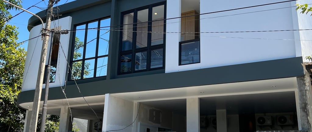 Kos putra premium Surabaya Barat – tampak depan bangunan Kos Si Bos dengan langit biru