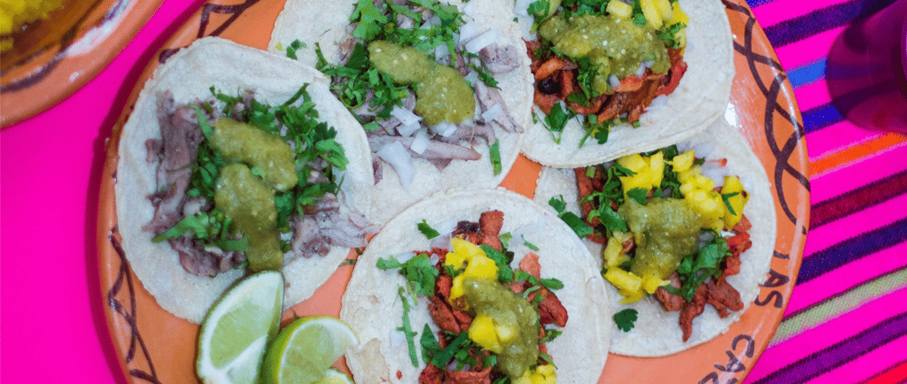 Una orden de 5 taquitos hechos con la receta de los Tacos al Pastor 