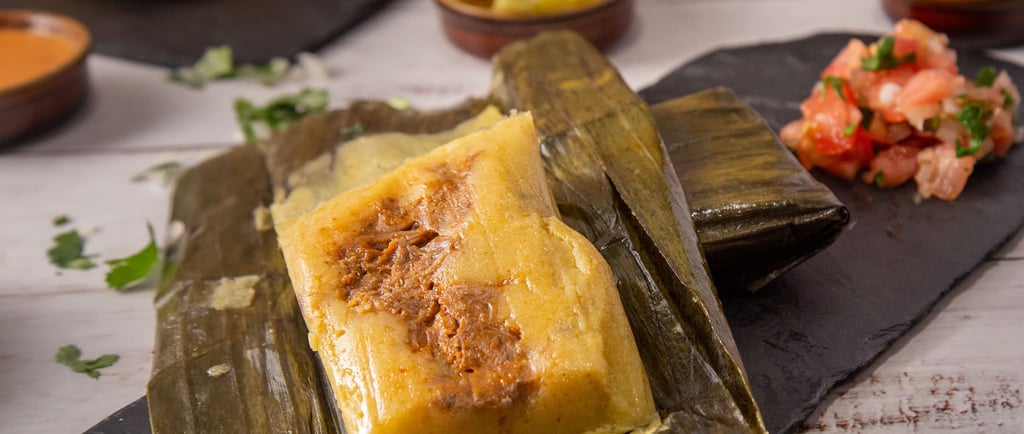 La imagen de un exquisito tamal hecho con la receta de tamales mexicanos