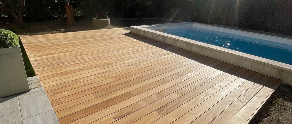Terrasse en bois autour d’une piscine réalisée par paysagiste à Montpellier dans l’Hérault