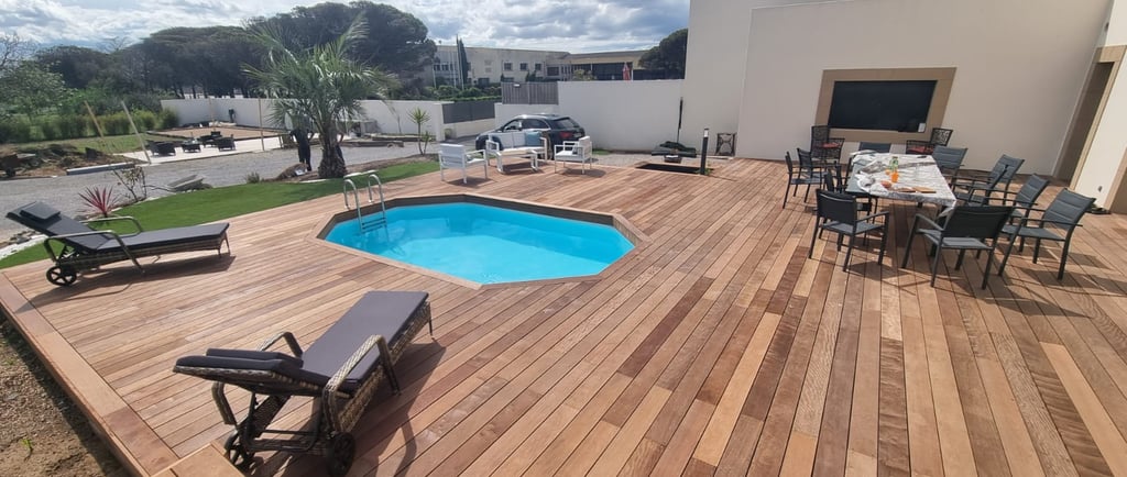 Grande terrasse bois avec piscine intégrée réalisée par paysagiste à Montpellier