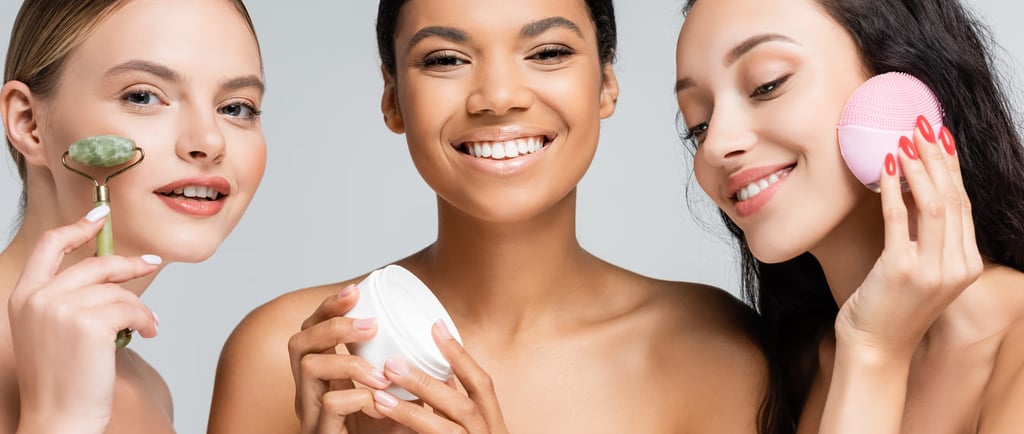 como elegir el facial ideal segun tu tipo de piel, grupo de tres mujeres con rodillo de jade, crema y dispositivo limpiador f