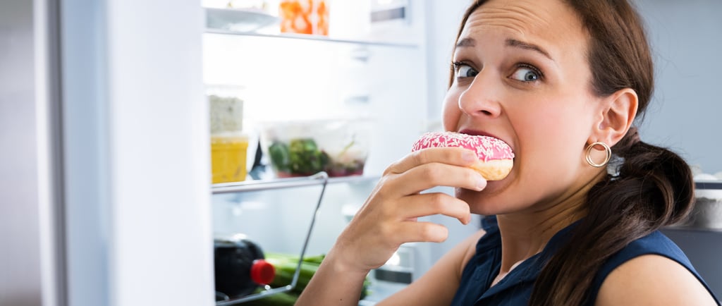 persona comiendo ansiosa y con culpa 