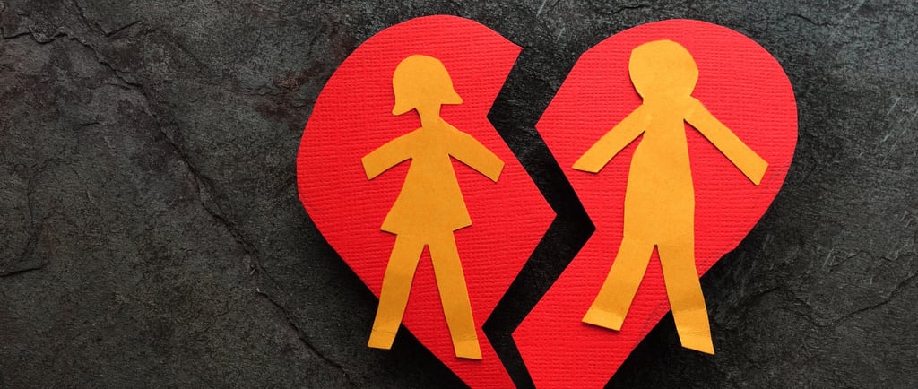 un corazón roto, dos personas que terminaron su relación y se separan