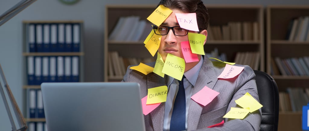 Hombre abrumado por el trabajo con mucha carga laboral