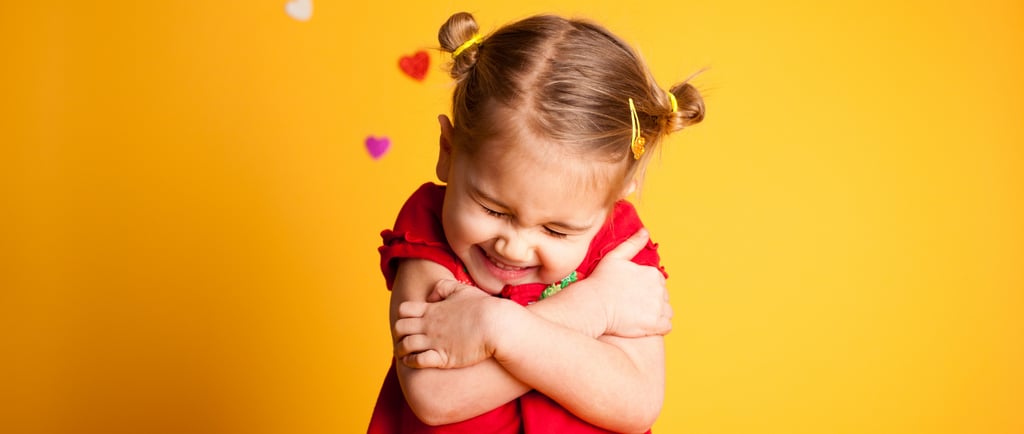 amor propio, niña se abraza con amor y ternura