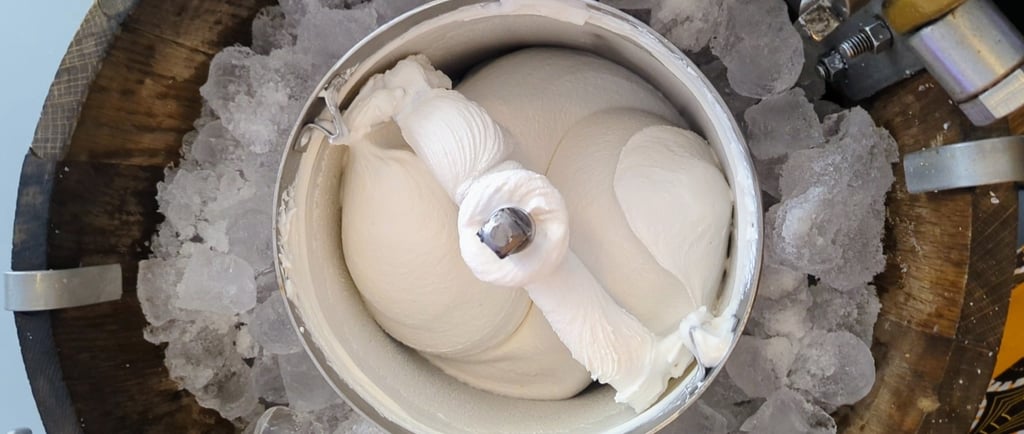 Onctueux sorbet coco dans une sorbetière traditionnelle