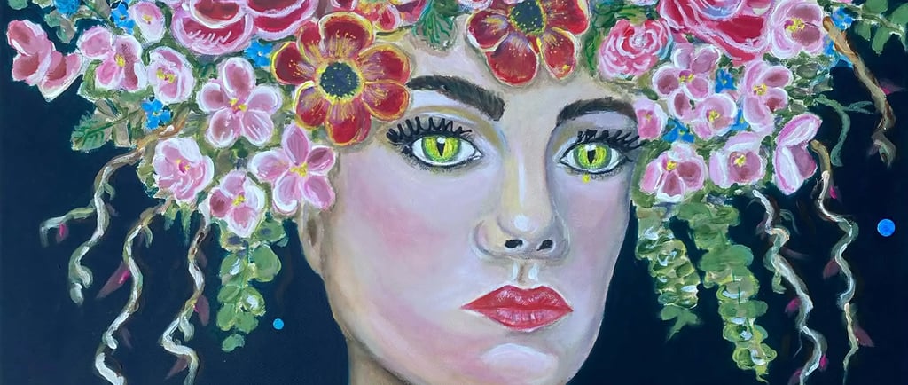 Portrait hybride Brunette, visage aux yeux félins et parure en plastique marin recyclé.