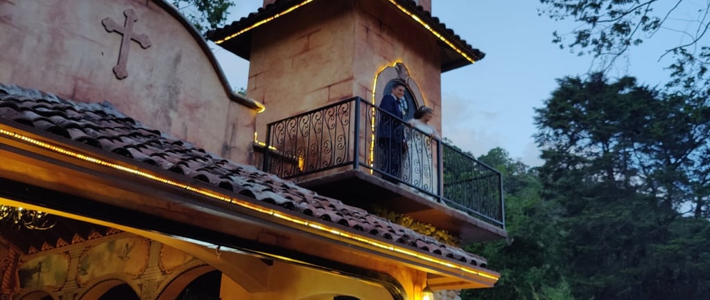 Una boda en boquete con los novios posando en la capilla de valle escondido