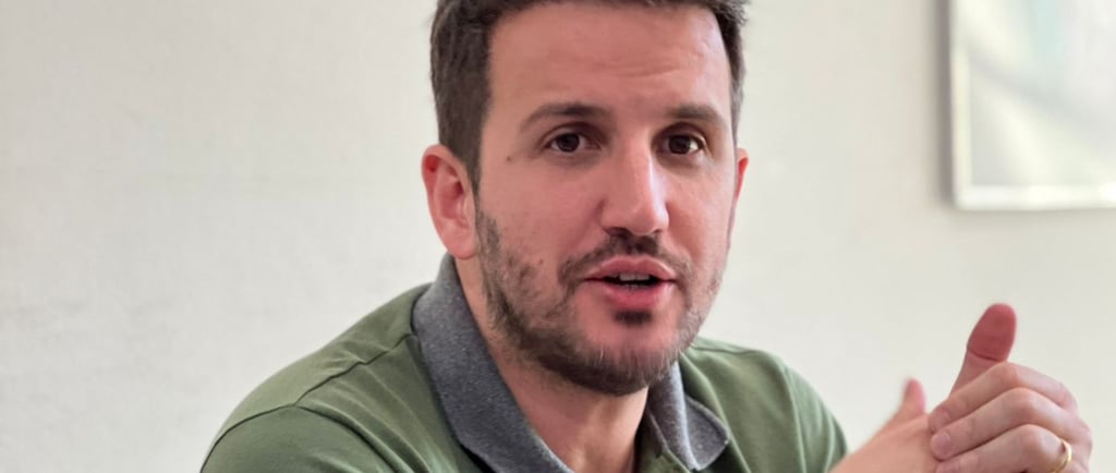 Jamir Calili, um homem branco, veste uma camisa verde na foto.