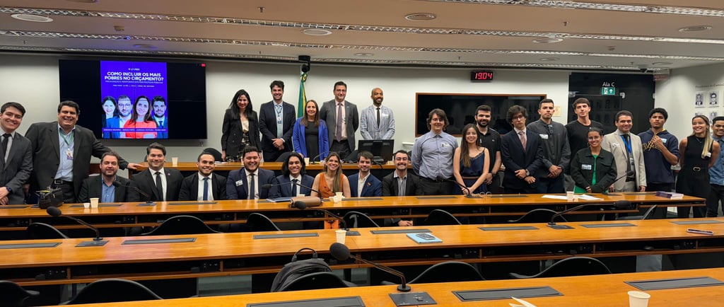 Participantes do evento reunidos, incluindo debatedores e demais convidados.