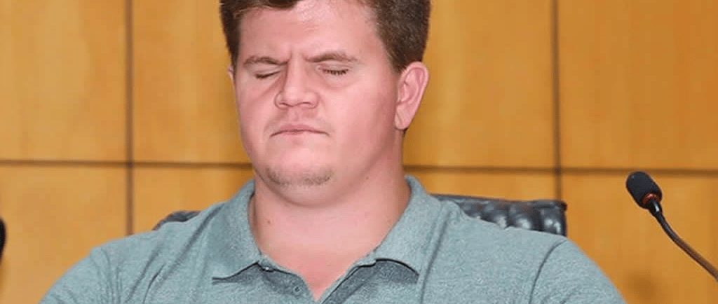 Felipe Rigoni, líder livres, usando uma camisa verde, sentado à mesa.