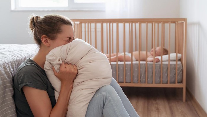 seorang ibu yang mengalami baby blues pasca melahirkan