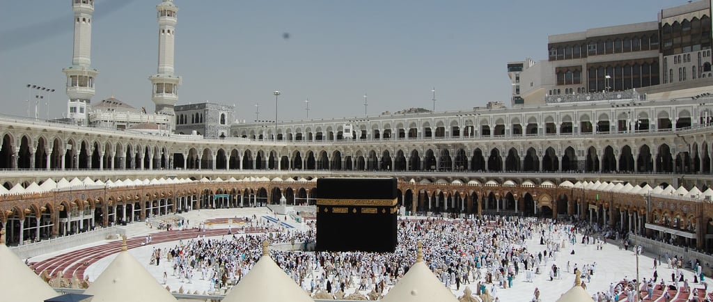 Ramzan Umrah Hajis Performing Tawaaf Round The Kaaba In Makkah