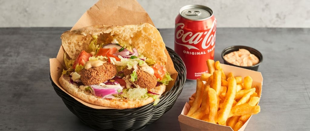 Falafel pita med fritter og sodavand fra Pita Kebab Amager i København