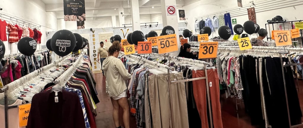 tienda de ropa con clientes comprando