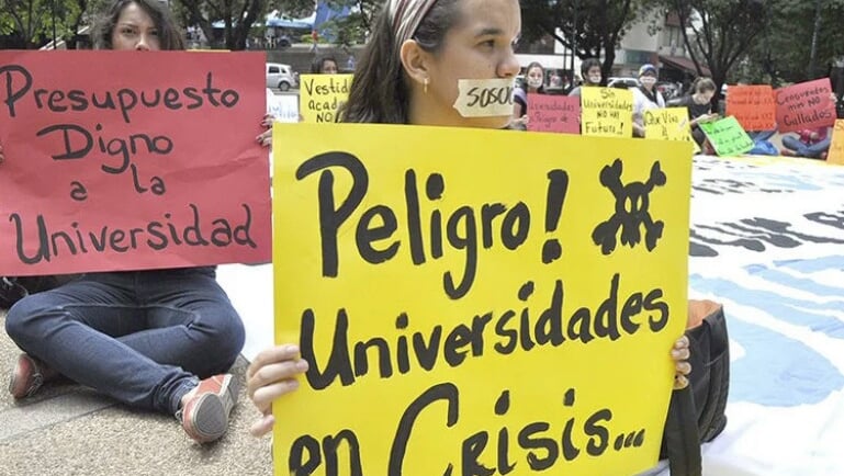protesta de estudiantes por la crisis en la universidad pública