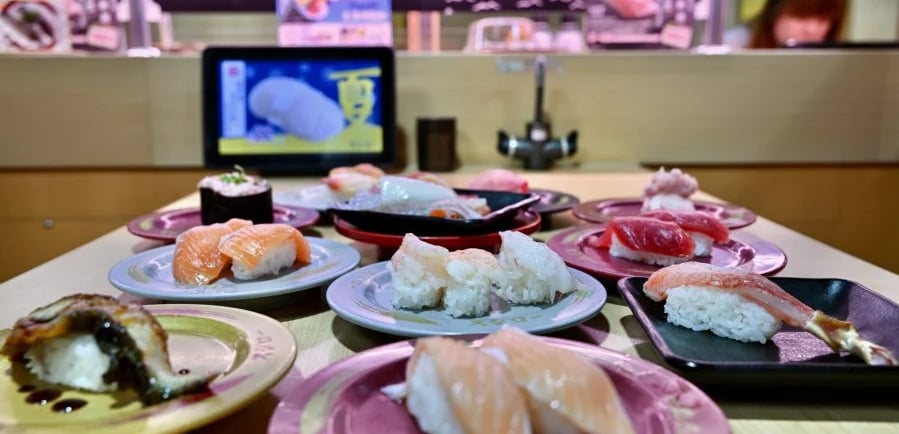 香港周四起禁止日本10个都县水产品进口,以确保食物安全和市民健康。图为日本一连锁寿司店在香港门店售卖的寿司及鱼生。(图取自中新社)