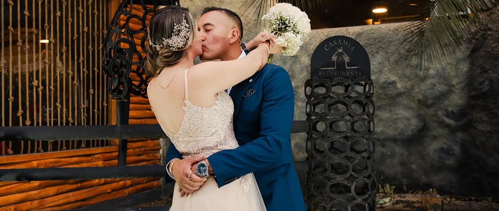 Fotógrafo de bodas en Quito, Ecuador, recién casados dándose un beso de amor