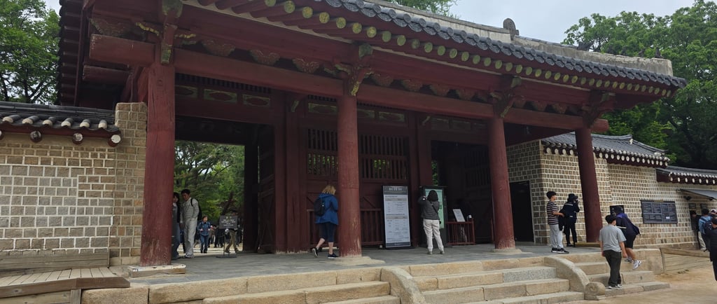 Entrance to the Jongmyo Shrine site