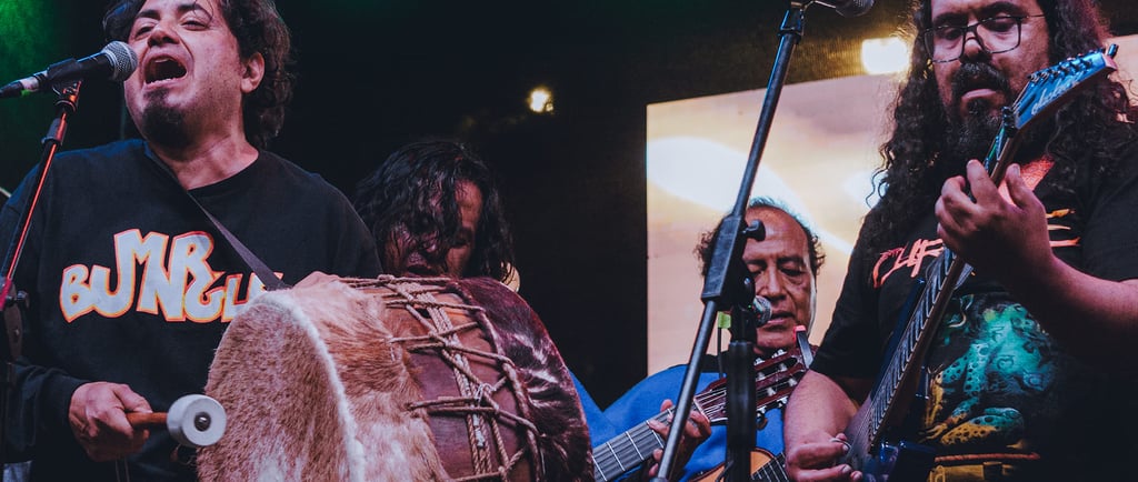 Artistas Ecuatorianos de Jayac y Curare tocando en vivo bombos, guitarras y voz.