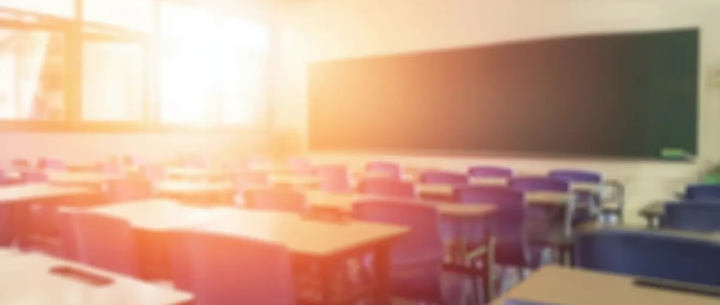 Salle de classe vide, épuisement enseignant, lecture Gestalt à Décines-Charpieu