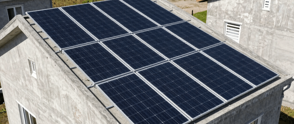 paneles solares cobre casa de concreto