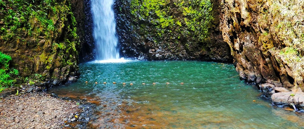 A Cachoeira dos Quatis com 46 metros de queda livre e trilha de 1.500 metros, entre cabreúva