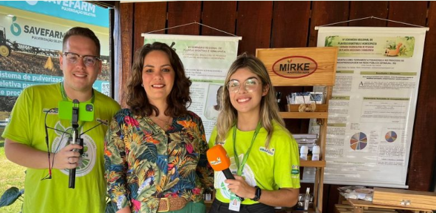 Aline Maliuk e reporteres da rádio Uirapuru de Passo Fundo em entrevista Expodireto 2024