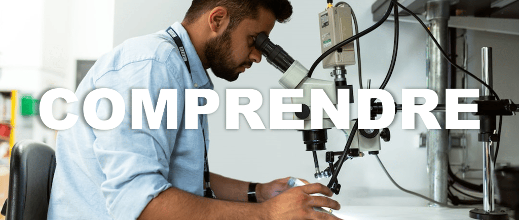 Homme utilisant un microscope
