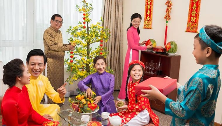 une famille vietnamienne se réunit pour le nouvel an